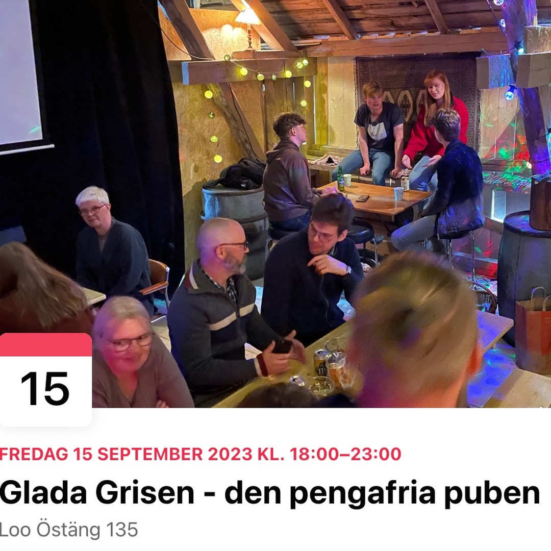 För tredje gången den här säsongen öppnar vi upp den pengafria puben - Glada Grisen på Östängs gård!
Alla som vill är välkomna! Kanske har du varit hos oss tidigare eller också har du bara följt oss på nätet och vi kanske aldrig har träffats. Det spelar inte någon roll. Alla är välkomna. Vi gillar att träffa folk!
Konceptet är enkelt. Det kostar inte något att delta och inga pengar kommer att byta ägare under kvällen. Vi skapar Glada Grisen tillsammans genom att alla tar med sig något som de tycker ska finnas på en bra pub. Kanske finns det något att dricka och kanske finns det något att äta - det kan man aldrig veta men det brukar bli bra.
Den här kvällen öppnar vi 18-23.
Välkomna!