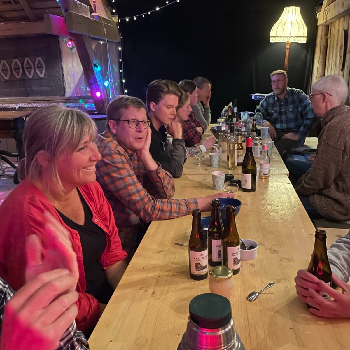 4 juli 17-23 är det återigen dags för den pengafria puben - Glada Grisen på Östängs gård.
Konceptet är enkelt. Alla tar med sig något som de tycker ska finnas på en trevlig pub och sedan delar vi på det som finns. Inga pengar byter ägare och du kan inte i förväg veta vad som kommer att ske. Kanske har någon med sig något att dricka och någon annan något att äta. Det brukar lösa sig och bli en trevlig kväll.
Det spelar inte någon roll om du är stammis eller om du aldrig varit med förut. Alla är välkomna. Vi startar klockan 17 och håller på till 23 men du kommer och går när du vill.
#nätverkande #Gladagrisen #denpengafriapubengladagrisen