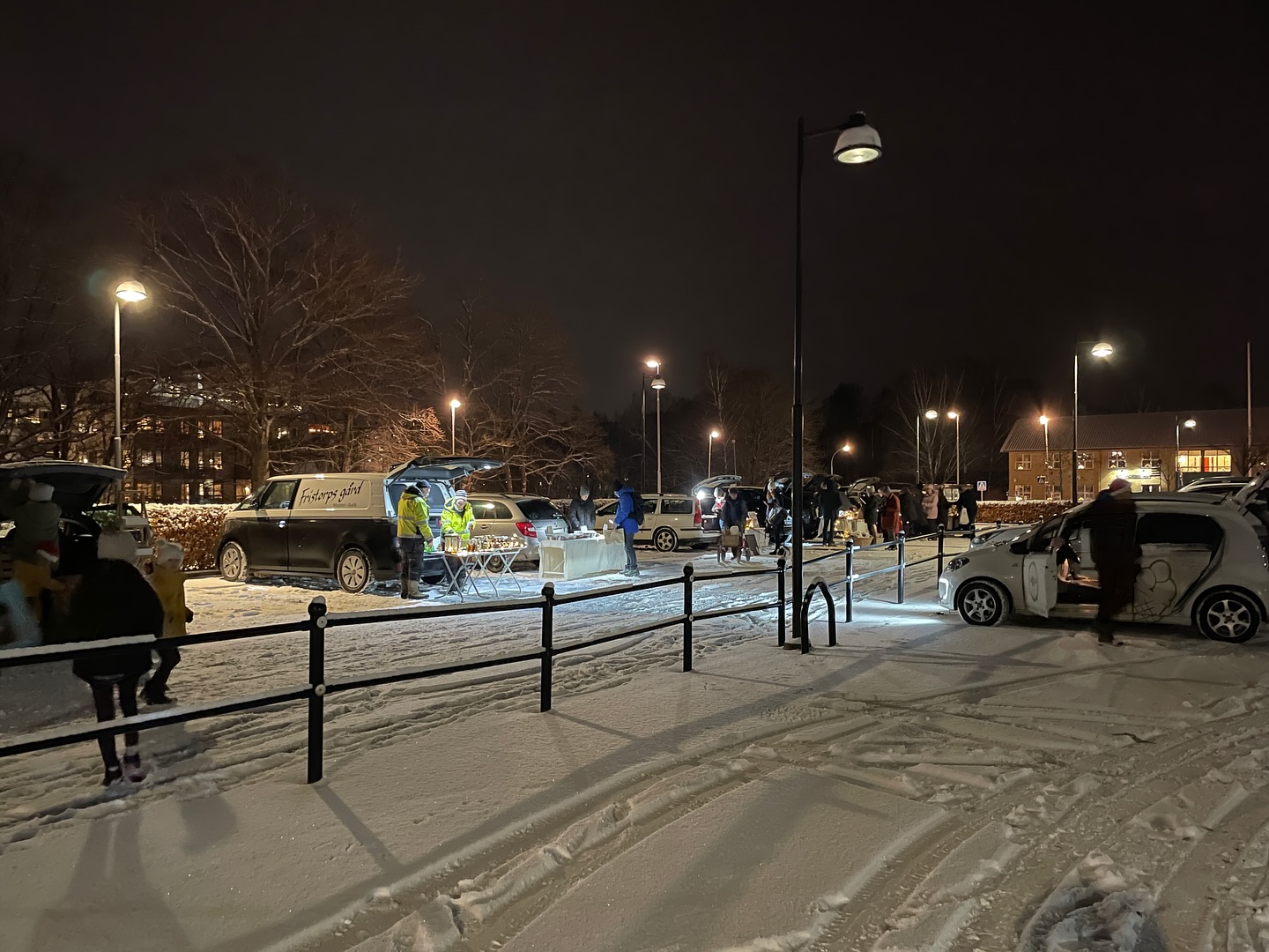 Idag har vi haft julmarknad på REKO-ringsutlämningen. Istället för en halvtimmes utlämning hade vi två timmar då vi även fick sälja direkt utan att varorna var förbeställda. Vi hade en hel del förbeställningar och hade inte någon aning om hur det skulle fungera med direktförsäljning men vilken succé. Vi sålde slut på all rödkål, brysselkål och vintersquash och massor av det andra gick också åt. Jonas bjöd på varm äppelmust som vi kokat med en kanelstång. Vintervädret bidrog till julstämningen och vi åkte hem väldigt nöjda med kvällen. Tack till admin för @reko.alingsas som arrangerade detta för oss och tack alla kunder som valde att handla av oss idag.
#REKO #Rekoringalingsås #upplevalingsås #lokalproducerat