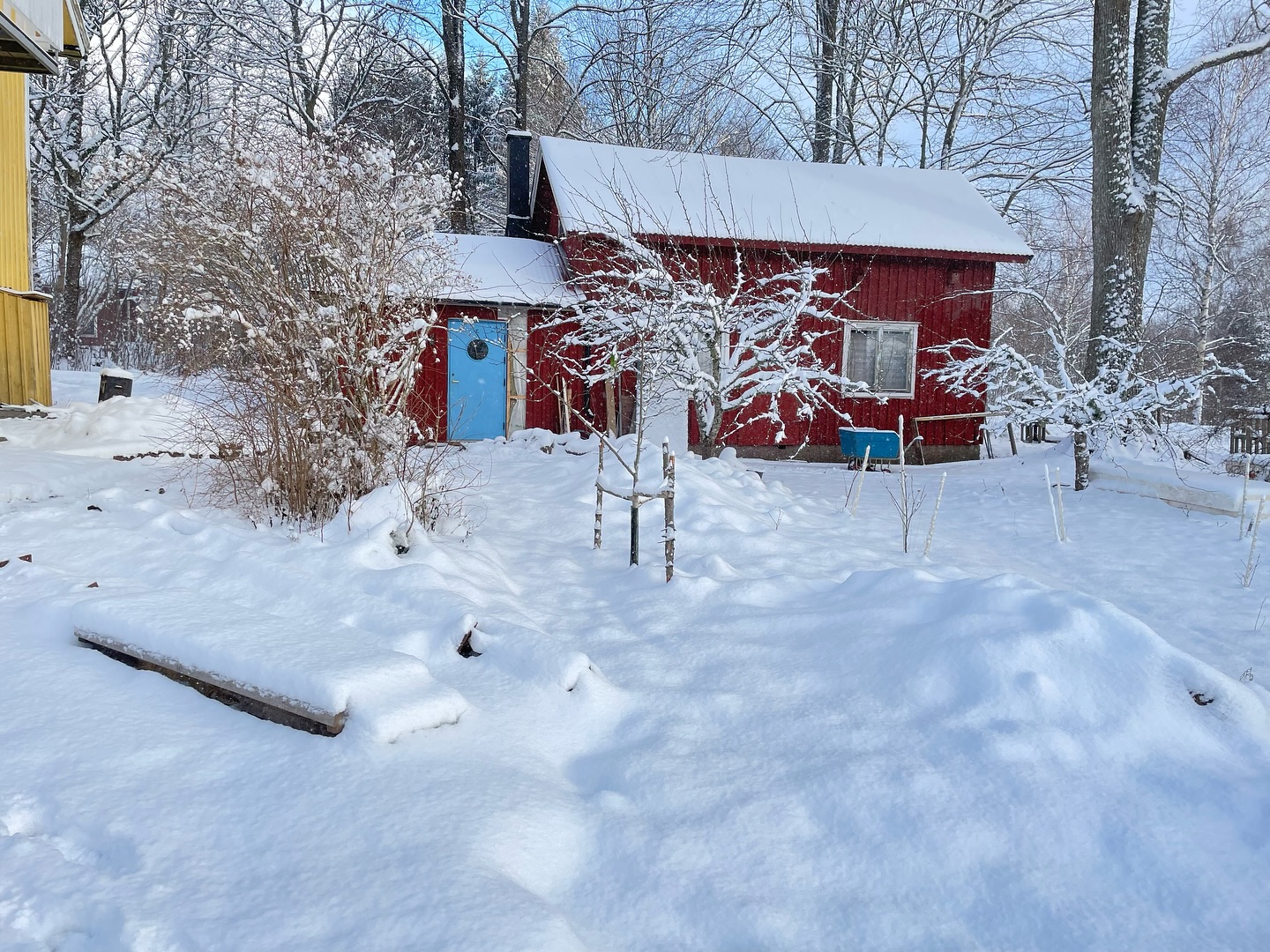När snön har fallit är det lätt att inbilla sig att vi äntligen grävt klart…🥳😉 😎 #detsomgömsisnö #nyttvärmesystem